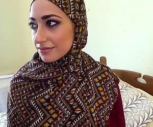 Arabische vrouw in hijab heeft seks met grote man