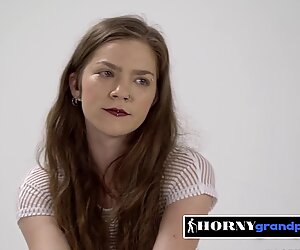 Pervers kvinde elsker ældre mænd cumshots inde i hendes fisse