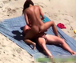 Bersenang-senang di Pantai 24