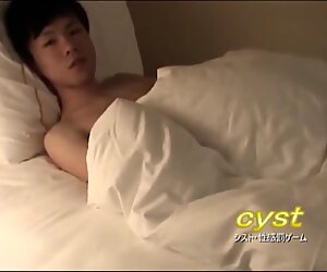 Ryoichiho masturbační ejakulace. kluzké s olejem. mrdka se šplouchá při pohledu na porno na svém telefonu.