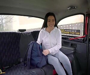 Falsk Drosje fantastisk asiatisk med lang Legger fucks hennes drosjesjåfør