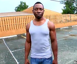 Un negro idiota se va y se folla a un blanco en un autobús