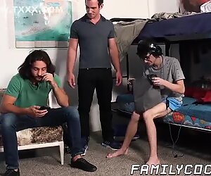 Gay stepdad rims giovani uomini gay culo prima triangolo anale fucking