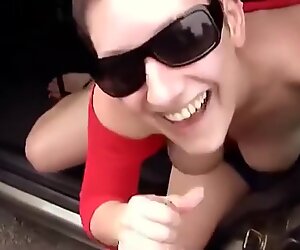 Amatööri milf auto ulkona runkkaus