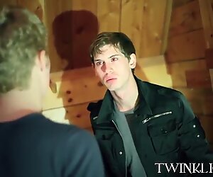 Il giovane tizio beccato dal vampiro finisce per incularlo grezzo