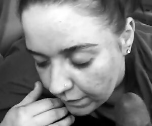 Thot geven hoofd in auto terwijl haar dochter en vriend in het huis slapen