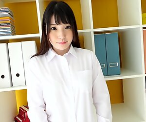 Japanilainen tyttö mahiro näyttää keltaisen pikkuhousut