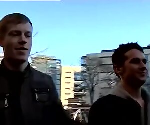 Castigar jovencito gay de vuelta en el apartamento es una inmundicia de chupar pipa
