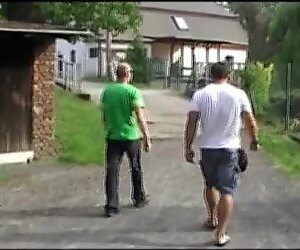 Hardcore gayové sex session s pohledným mužem v lese