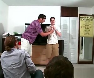 Nuevos universitarios heterosexuales se vuelven homosexuales parte 1