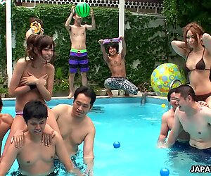 Tynd Røv Asiatisk Sluts har det sjovt ved poolen